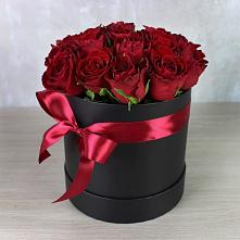 Цветочная композиция из Розы в шляпной коробке в Юрью